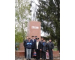Первомай он и есть Первомай. Праздник неофициально открывали коммунисты, возложившие цветы к памятнику В.И.Ленина в 9 часов утра. За неимением фото того дня ставлю фото 22 апреля 2008 г.