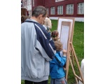 Детская школа искусств вывела юных художников в парк. Как девочка старается!<br>И как сопереживает папа!