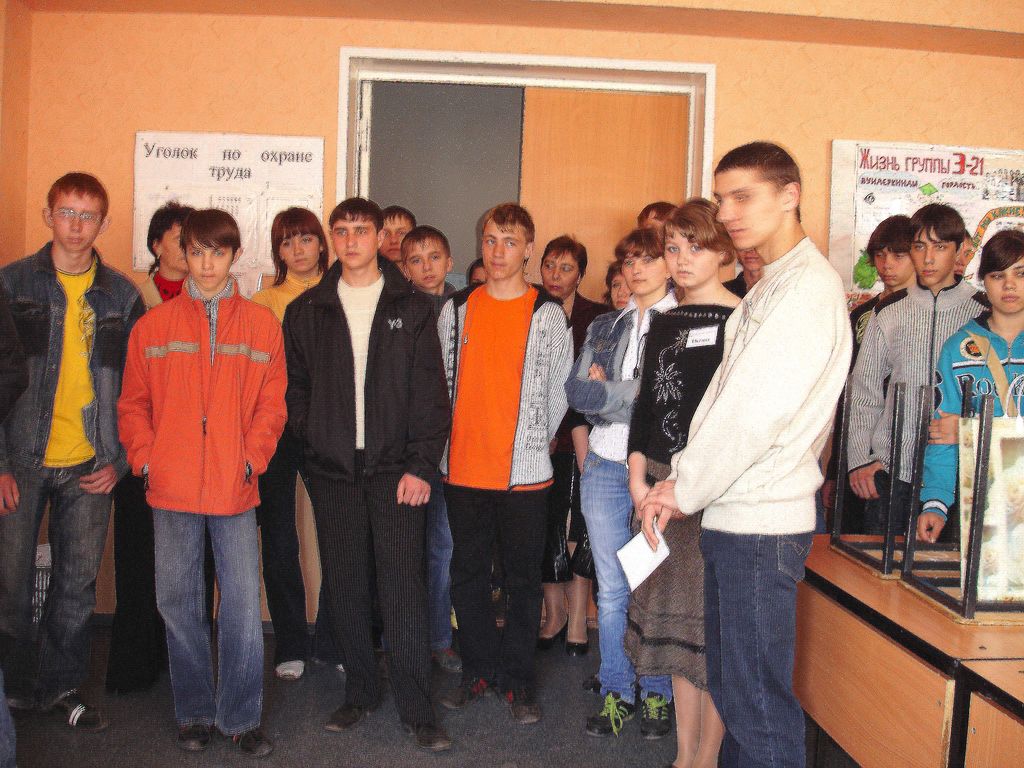 12 апреля 2008 г. По техникуму будущих учащихся водили студенты нынешние.