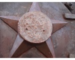 Еще одно открытие - под слоем краски в центре звезды обнаружился сбитый барельеф Ленина - Сталина. Так боролись с культом личности генсека.