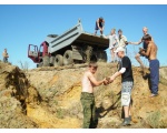 Идет сбор природного материала - песчаниковых плит в карьере у реки Ольшанки. Попытка облагородить щебеночные откосы.